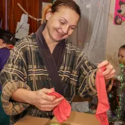 Ukraine, die Mama freut sich über jeden einzelnen Gegenstand (Weihnachtspäckliaktion)