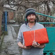 Ukraine, Vater Ruslan freut sich auf die Lebensmittel im Päckli (Weihnachtspäckliaktion)