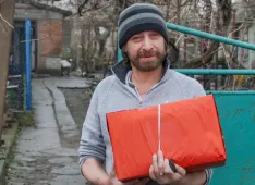 Ukraine, Vater Ruslan freut sich auf die Lebensmittel im Päckli (Foto: Weihnachtsp&auml;ckliaktion)
